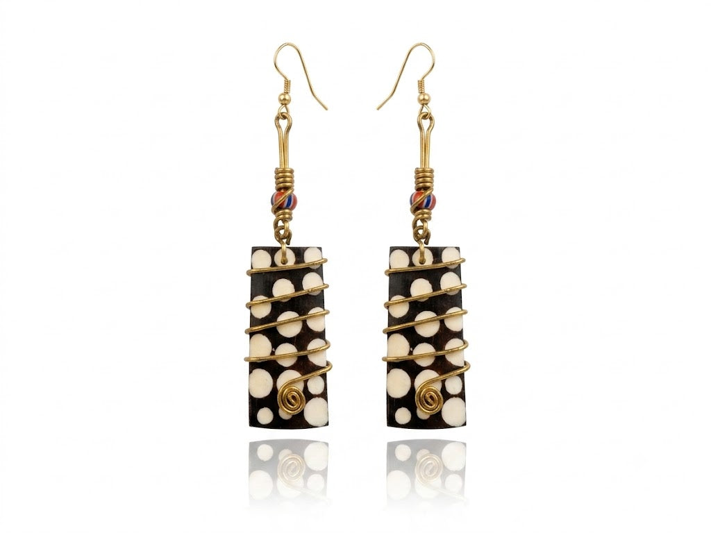 Boucles d'oreille Mzunguko - pavé corne de buffle à pois, spirale dorée