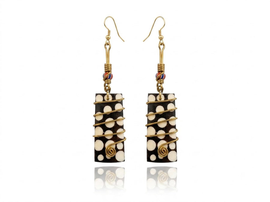 Boucles d'oreille Mzunguko - pavé corne de buffle à pois, spirale dorée