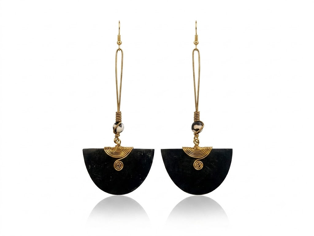 Boucles d'oreille Kivuli - demi-lune noire en corne de buffle, perle rouge