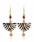 Boucles d'oreille Pundamilia - demi-lune zèbre en corne de buffle