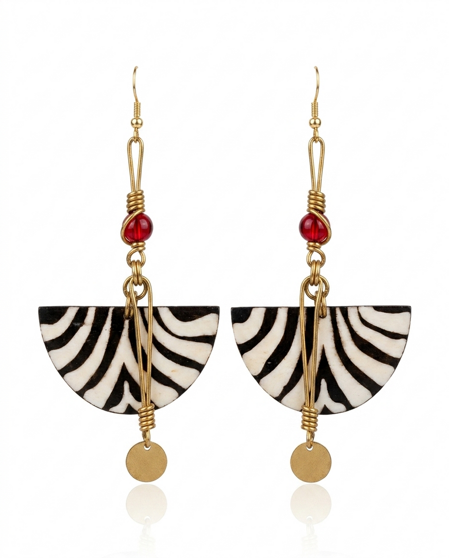 Boucles d'oreille Pundamilia - demi-lune zèbre en corne de buffle