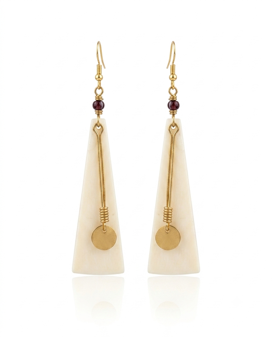 Boucles d'oreille Kilele - triangle en corne de buffle ivoire