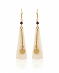 Boucles d'oreille Kilele - triangle en corne de buffle ivoire
