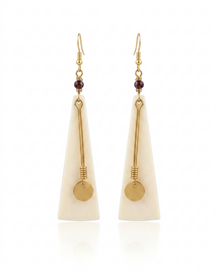 Boucles d'oreille Kilele - triangle en corne de buffle ivoire